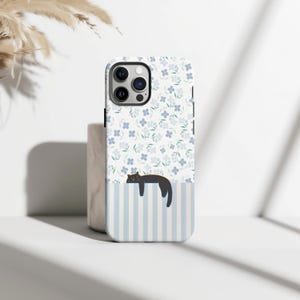 Niedliche Katze schlafende Handyhülle, blaues Blumenmuster Cover, Pastell gestreifte Design Schutzhülle, iPhone 17 16 15 14 13 12 11, Samsung S25 S24