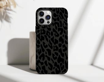 Peut inclure: Une coque de téléphone noire avec un motif léopard gris foncé. L'étui est fabriqué dans un matériau durable et a un aspect élégant et moderne. L'étui est conçu pour protéger le téléphone des rayures et des dommages.