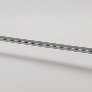 Könnte beinhalten: Ein polierter, silberfarbener Schrankgriff. Der Griff hat ein gebogenes Design mit abgerundeten Enden und einem rechteckigen Mittelteil. Der Griff ist etwa 30 cm lang.