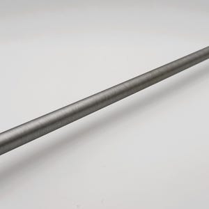 Könnte beinhalten: Ein langer, gerader Schrankgriff aus gebürstetem Metall mit einem rechteckigen Griff an jedem Ende. Die Hardware hat eine gedämpfte graue Farbe und ist für Schubladen oder Schranktüren konzipiert.