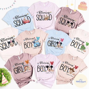 Op de afbeelding: Diverse kleurrijke grafische t-shirts met verjaardagsontwerpen. De shirts tonen teksten als "Birthday Squad", "Birthday Boy" en "Birthday Girl", samen met stripfiguren en taartillustraties. Verkrijgbaar in verschillende kleuren.