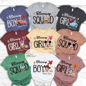Op de afbeelding: Een verzameling kleurrijke t-shirts met verjaardagsontwerpen. De shirts tonen de woorden "Birthday Boy", "Birthday Squad" en "Birthday Girl", samen met stripfiguren en de optie voor een aangepaste naam. Verkrijgbaar in verschillende kleuren.