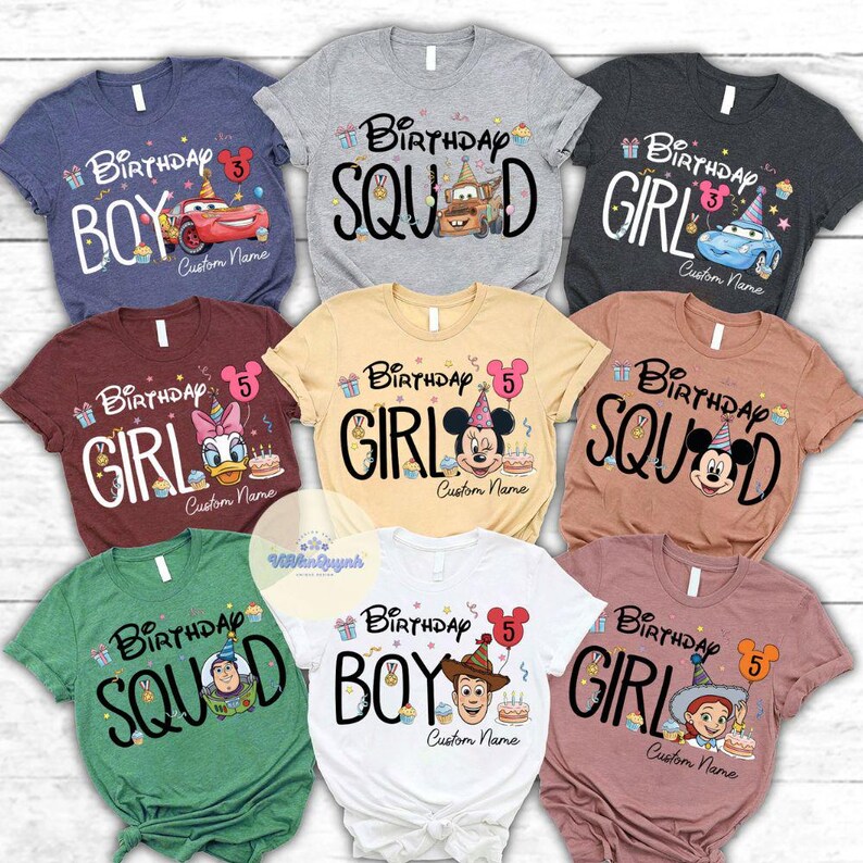 Op de afbeelding: Een verzameling kleurrijke t-shirts met verjaardagsontwerpen. De shirts tonen de woorden "Birthday Boy", "Birthday Squad" en "Birthday Girl", samen met stripfiguren en de optie voor een aangepaste naam. Verkrijgbaar in verschillende kleuren.