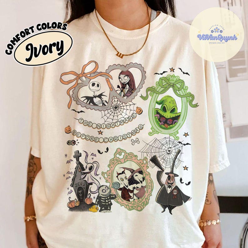Puede incluir: Camiseta color marfil con un dise&ntilde;o gr&aacute;fico de "Pesadilla antes de Navidad". El dise&ntilde;o incluye ilustraciones enmarcadas de Jack Skellington, Sally, Oogie Boogie y otros personajes, con el t&iacute;tulo de la pel&iacute;cula. La camiseta tiene un corte holgado.