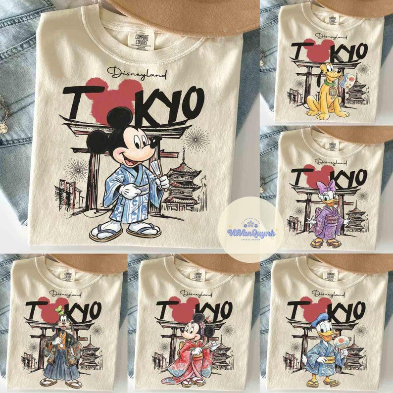 K&ouml;nnte beinhalten: Cremefarbene T-Shirts mit Disney-Figuren in traditioneller japanischer Kleidung. Jedes Shirt hat den Text "Disneyland TOKYO" mit einem roten Mickey Mouse-Kopf. Figuren sind Mickey, Minnie, Donald, Daisy, Goofy und Pluto.