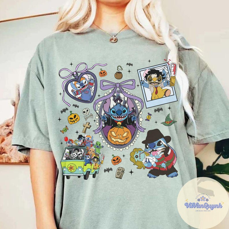 K&ouml;nnte beinhalten: Hellgr&uuml;nes T-Shirt mit Halloween-Motiven von Stitch-Charakteren. Die Grafiken zeigen Stitch in Kost&uuml;men, K&uuml;rbisse, Flederm&auml;use und einen Van im Scooby-Doo-Stil. Das T-Shirt hat eine lockere Passform.