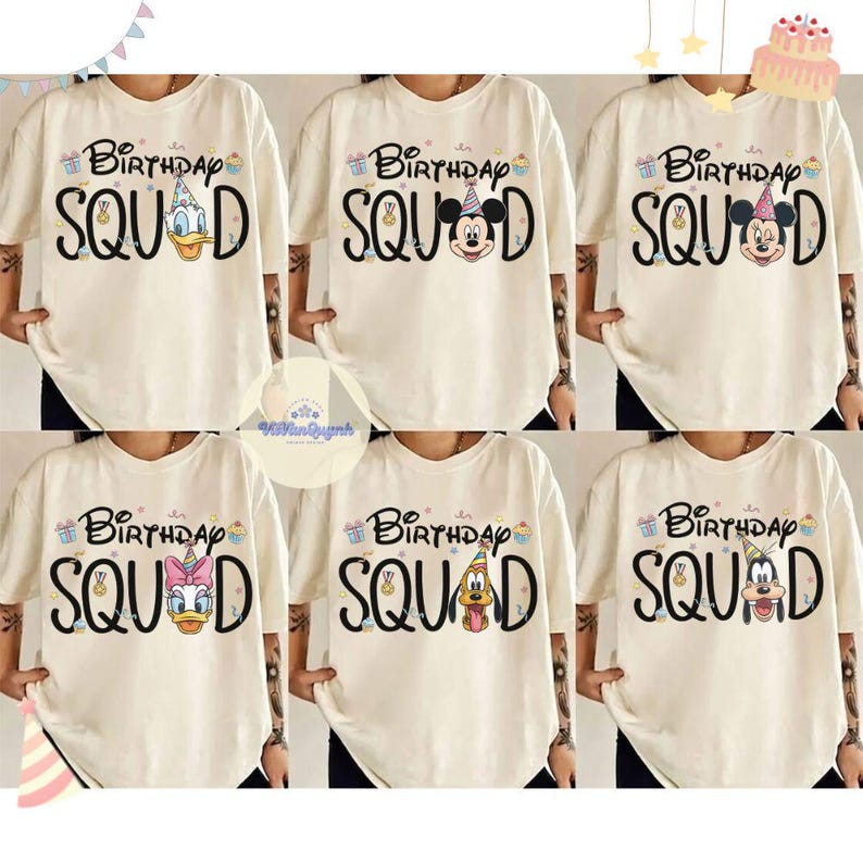 Op de afbeelding: Cr&egrave;mekleurige t-shirts met de zwarte tekst "Birthday Squad", met verschillende Disney-personages. Donald Duck, Mickey Mouse, Daisy Duck, Pluto en Goofy dragen feesthoeden. Cupcake- en cadeauverpakkingsafbeeldingen zijn ook inbegrepen.
