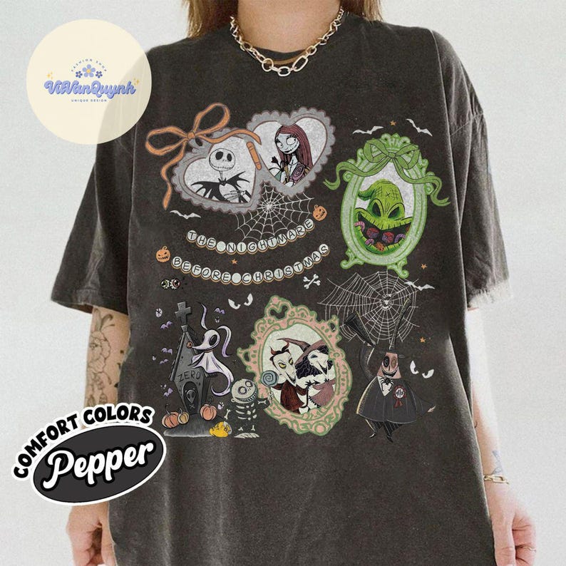 Puede incluir: Camiseta gris oscuro con m&uacute;ltiples ilustraciones gr&aacute;ficas de "Pesadilla antes de Navidad". El dise&ntilde;o incluye a Jack Skellington, Sally, Zero y Oogie Boogie, junto con el t&iacute;tulo de la pel&iacute;cula y otros elementos espeluznantes.