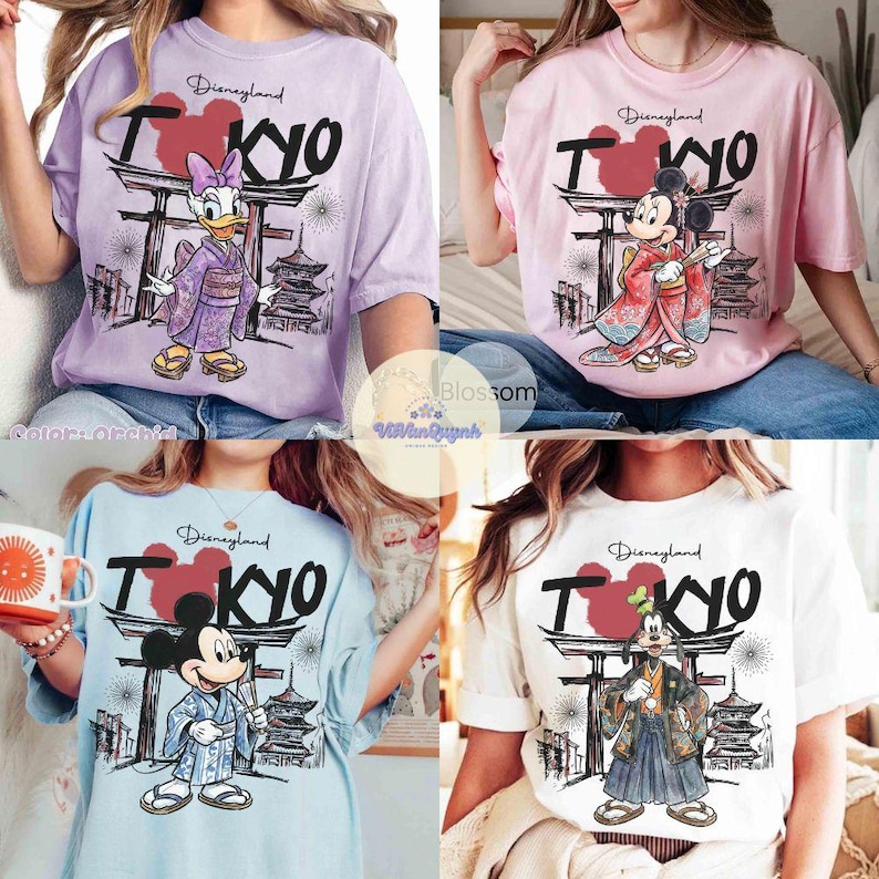K&ouml;nnte beinhalten: Vier T-Shirts in Pastellfarben, jedes mit einem anderen Disney-Charakter in traditioneller japanischer Kleidung. Die Shirts zeigen den Text "Disneyland Tokyo" mit einem roten Mickey Mouse-Kopf, der das "O" in Tokyo ersetzt. Zu den Charakteren geh&ouml;ren Daisy Duck, Mickey Mouse und Goofy.