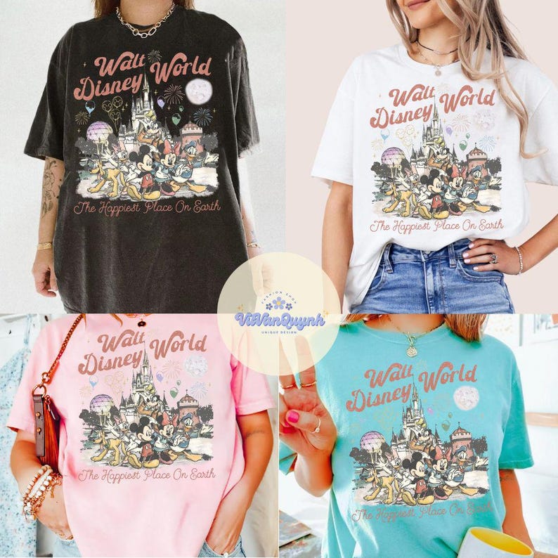 K&ouml;nnte beinhalten: Vier kurz&auml;rmelige T-Shirts in verschiedenen Farben: Schwarz, Wei&szlig;, Rosa und T&uuml;rkis. Jedes Shirt zeigt eine Grafik von Disney-Figuren vor einem Schloss, mit dem Text "Walt Disney World" und "The Happiest Place On Earth".