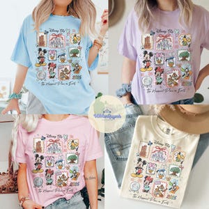 K&ouml;nnte beinhalten: Vier kurz&auml;rmelige T-Shirts in Pastellfarben: Hellblau, Lavendel, Rosa und Creme. Jedes Shirt zeigt eine farbenfrohe Grafik mit Disney-Figuren, Briefmarken und dem Text "Disney Trip 2026" und "The Happiest Place on Earth."