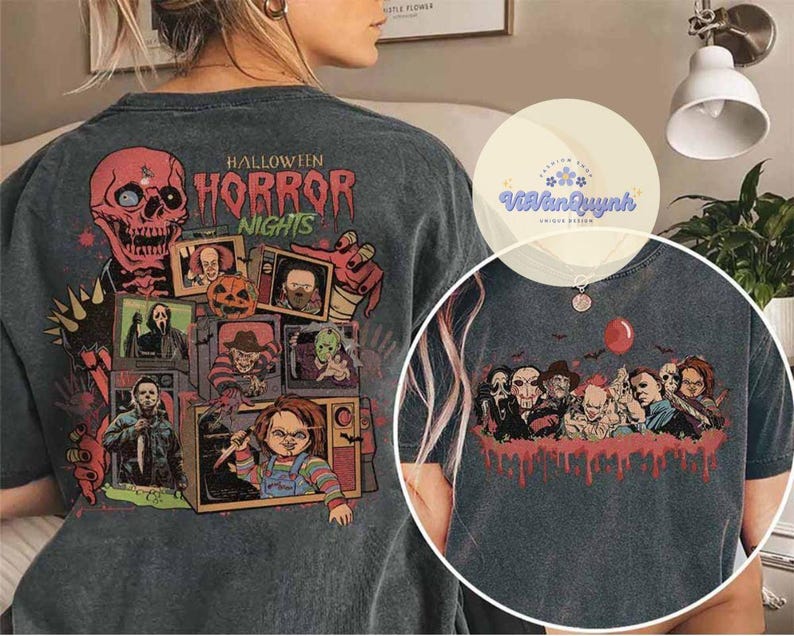 Puede incluir: Camiseta gris oscuro con un dise&ntilde;o tem&aacute;tico de Halloween. El dise&ntilde;o presenta una calavera roja, televisores antiguos que muestran personajes de pel&iacute;culas de terror y el texto "Halloween Horror Nights".