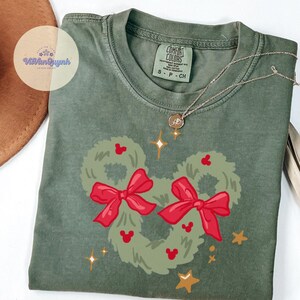 Watercolor Mickey Christmas Wreath shirt, Magic Kingdom Family Christmas matching shirts, WDW Disneyland Birthday Christmas Girly shirt bild 3