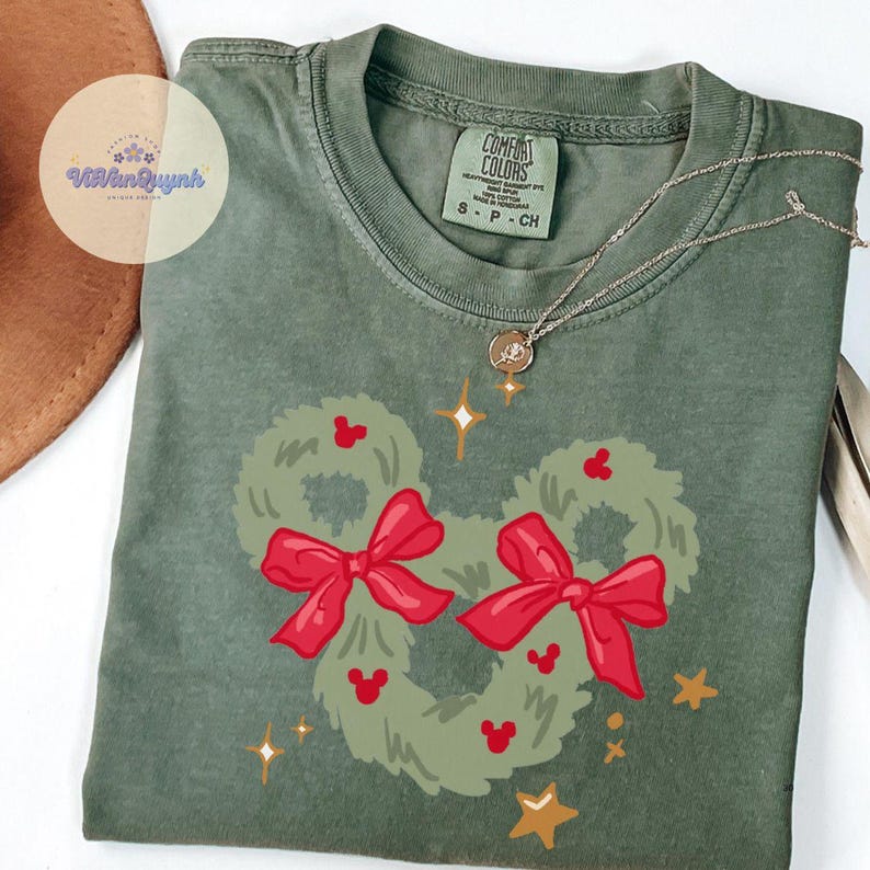 Watercolor Mickey Christmas Wreath shirt, Magic Kingdom Family Christmas matching shirts, WDW Disneyland Birthday Christmas Girly shirt bild 3