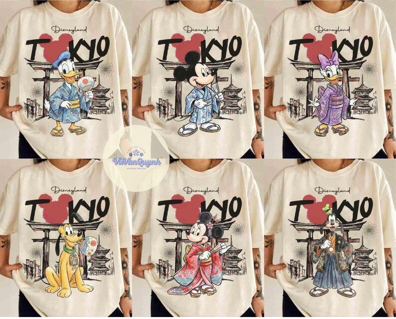 K&ouml;nnte beinhalten: Cremefarbene T-Shirts mit Disney-Figuren in traditioneller japanischer Kleidung. Jedes Shirt zeigt "Disneyland TOKYO" mit einer Grafik einer Pagode und eines Torii-Tors. Zu den Figuren geh&ouml;ren Donald Duck, Mickey Mouse, Daisy Duck, Pluto und Goofy.