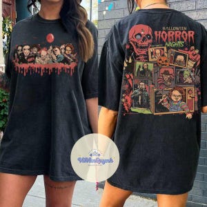 Puede incluir: Camiseta negra con un gr&aacute;fico de personajes de pel&iacute;culas de terror en la parte delantera y trasera. El gr&aacute;fico frontal incluye un globo rojo y una fila de personajes de terror con un efecto de goteo de sangre. El gr&aacute;fico trasero dice "Halloween Horror Nights" con una calavera e im&aacute;genes de personajes de pel&iacute;culas de terror.