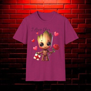 Słodka koszulka Groot Love, prezent na Walentynki, koszulka unisex Softstyle, zabawna koszulka Groot, romantyczny ubiór