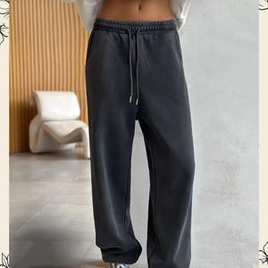 High-waist relaxed-fit jogger pants with Drawstring Waistband in Light Grey or Charcoal for Cozy Loungewear and Casual Street Style