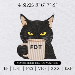 以下が含まれることがあります： 「FDT」の文字が入ったマグカップを持った黒猫の刺繍デザイン。デザインは4つのサイズ（12.7cm、15.2cm、17.8cm、20.3cm）で利用できます。このデザインはミシン用の刺繍ファイルで、JEF、DST、PES、VP3、XXX、EXPファイルタイプが含まれています。