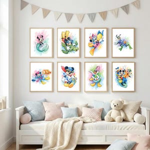 Könnte beinhalten: Acht gerahmte Aquarelldrucke mit Disney-Figuren in verschiedenen Wasser- und Strandszenen. Minnie Mouse als Meerjungfrau, Mickey Mouse mit einer Schildkröte und Donald und Daisy Duck sind abgebildet. Die Drucke haben einen farbenfrohen, skurrilen Stil, ideal für ein Kinderzimmer.