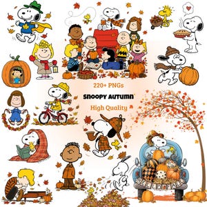 Puede incluir: Una colección digital de más de 220 imágenes PNG con Snoopy y la pandilla de Peanuts en entornos otoñales. Las ilustraciones incluyen personajes con calabazas, hojas de otoño, bufandas, sombreros, un camión azul con el texto HELLO FALL y diversas actividades estacionales.