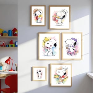 Könnte beinhalten: Eine Sammlung gerahmter Snoopy-Kunstdrucke. Jeder Druck zeigt Snoopy in verschiedenen Posen, wie z. B. mit Kochmütze, Popcorn haltend oder Roller fahren. Die Kunstwerke sind im Aquarellstil gehalten und haben helle Farben und ein verspieltes Thema.