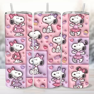 Könnte beinhalten: Ein Edelstahlbecher mit einem sich wiederholenden Muster von Snoopy in verschiedenen Posen, der ein rosa Kleid und eine Schleife trägt. Der Hintergrund ist ein Patchwork aus rosa und lila Quadraten mit Herzen, Sternen und Cupcakes. Enthält einen Strohhalm.