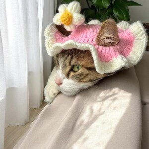 Gorro de flores de crochet para gatos y perros: bonito disfraz y accesorio para mascotas.