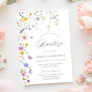 Invitación de bautizo con flores pastel españolas, invitación editable con flores silvestres, bautizo de niña, bautizo católico, invitación delicada