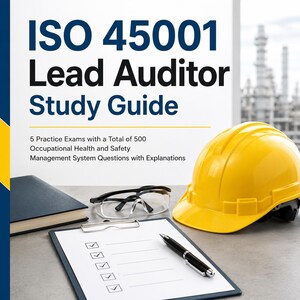 Op de afbeelding: Een studiegids getiteld ISO 45001 Lead Auditor Study Guide met 5 oefenexamens en 500 vragen over managementsystemen voor gezondheid en veiligheid op het werk. Een gele veiligheidshelm, een veiligheidsbril, een zwart notitieboek en een pen.
