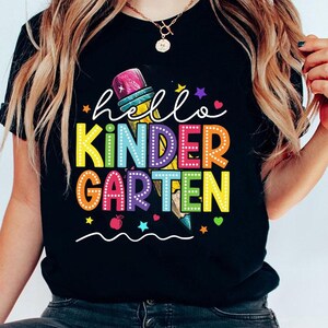 Crayon de maternelle Hello Kindergarten pour la rentrée des filles au format PNG, cartable, livre, nœud papillon, png pour la rentrée des classes, premier jour de la coquette