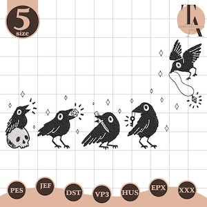 Puede incluir: Conjunto de diseño de bordado de cuervos negros. El diseño presenta cinco cuervos con varios objetos, incluyendo una calavera, un diamante y una llave. Los cuervos están bordados en hilo negro con acentos blancos. El diseño también incluye un cuervo sosteniendo una pancarta con un diamante.