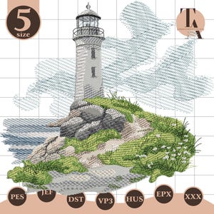 Può includere: Un disegno ricamato con un faro dettagliato su uno sperone roccioso, con erba verde e l'oceano sullo sfondo. Il disegno include il testo "5 size" e varie etichette di formato file.