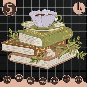 Könnte beinhalten: Ein Stickdesign mit einem Stapel Bücher, auf dem eine Tasse und Untertasse stehen. Die Bücher sind braun und grün, mit floralen Akzenten. Die Tasse ist lavendelfarben und die Untertasse grün. Grüne Blätter und weiße Blumen sind ebenfalls enthalten.
