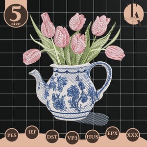 Könnte beinhalten: Ein Stickdesign mit einer blau-weißen Blumenvase mit rosa Tulpen und grünen Blättern. Das Design enthält die Zahl 5 und Dateiformat-Labels. Der Hintergrund ist ein schwarzes Gitter.