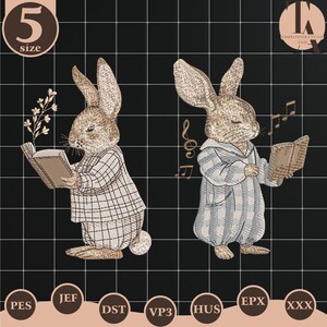 Peut inclure: Deux broderies de lapins, l'un en veste à carreaux et l'autre en robe rayée, chacun tenant un livre. Des notes de musique et une clé de sol sont à côté du deuxième lapin. L'image a un fond de grille noir et une étiquette de taille 5.