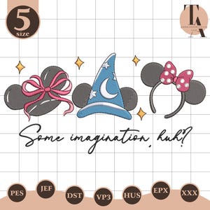 Puede incluir: Diseño de bordado con tres elementos temáticos de Disney: una diadema con orejas de Mickey Mouse con un lazo rosa, un sombrero de mago azul con una luna creciente y una diadema con orejas de Minnie Mouse con un lazo de lunares rosa. Texto: "Some imagination, huh?"