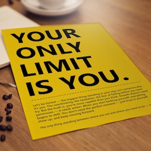 Könnte beinhalten: Ein gelber Motivationsposter mit schwarzem Text, der "YOUR ONLY LIMIT IS YOU." lautet. Der Poster enthält ein Zitat über das Überwinden von Überdenken und der Angst vor dem Scheitern. Er ermutigt die Leser, sich selbst zu vertrauen und weiterzumachen.