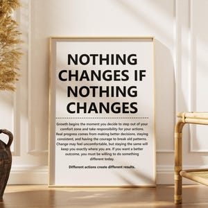 Puede incluir: Un cartel enmarcado con el texto "NOTHING CHANGES IF NOTHING CHANGES" en letras negras en negrita. El cartel incluye texto adicional sobre el crecimiento personal y la toma de mejores decisiones. El marco es de color madera clara.