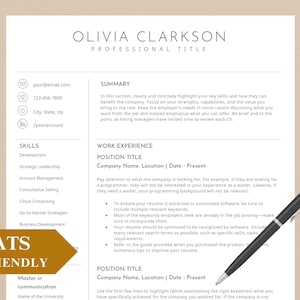 Może przedstawiać: Szablon CV z tekstem "ATS Friendly" w złotym polu. CV jest dla Olivii Clarkson, która aplikuje o stanowisko zawodowe. CV zawiera sekcje dotyczące umiejętności, doświadczenia zawodowego i podsumowanie.