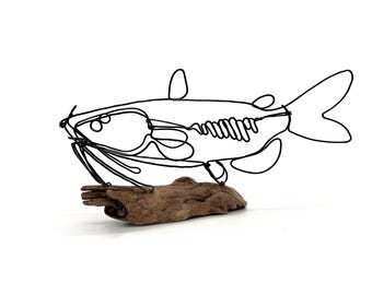 Escultura de pez gato de alambre sobre madera flotante, arte de peces de acero, decoración minimalista para el hogar.