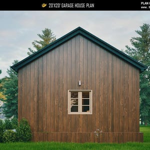 Może przedstawiać: Drewniany plan domu garażowego z ciemnozielonym dachem i małym oknem. Elewacja wykonana jest z pionowych drewnianych desek. Tekst "20'X20' GARAGE HOUSE PLAN" znajduje się na g&oacute;rze. Dom otoczony jest zieloną trawą i drzewami.