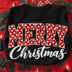 Pode incluir: Uma camisola preta de gola redonda com a palavra MERRY em letras grandes de estilo bloco vermelho com um padrão de pontos brancos. Abaixo, a palavra Christmas está impressa numa fonte cursiva branca no centro da peça.
