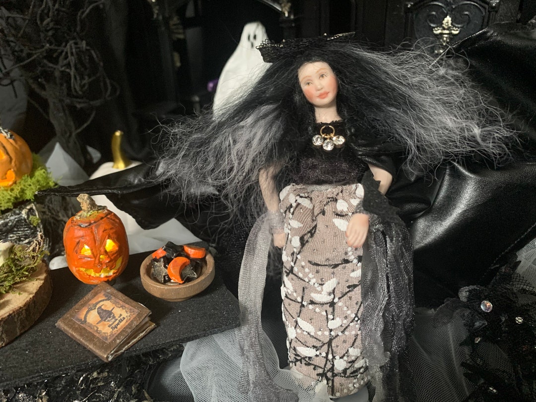 Polar Lights Haunted Manor: Flight Of The Vampire Model Kit | 1:12 Scale, Glow-in-the-Dark, Moving Action