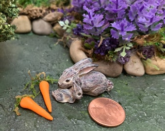 Lapin peint à la main de dollhouse avec le bébé, 1:12 échelle, jardin de fée, figure d’étain