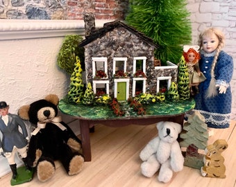 Maison de poupée pour une maison de poupée, réalisée par un artiste, échelle 1:12, maison en pierre, meublée