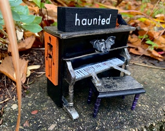 Dollhouse Halloween Piano, comprend corbeau, signe en bois et citrouille sculptée par l’artiste, 1:12 hanté