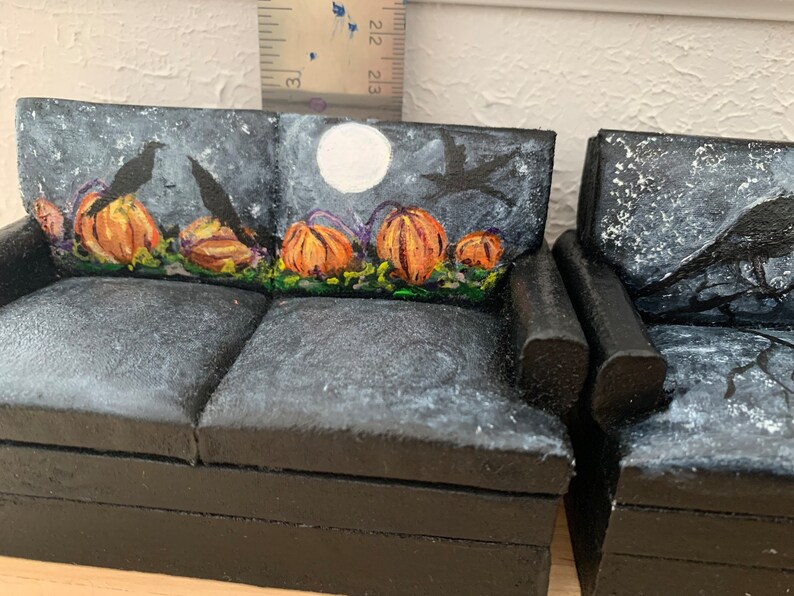 Ensemble canapé et chaise Dollhouse peints à la main, échelle 1:12, ensemble vintage haut de gamme, artiste signé, Halloween image 4