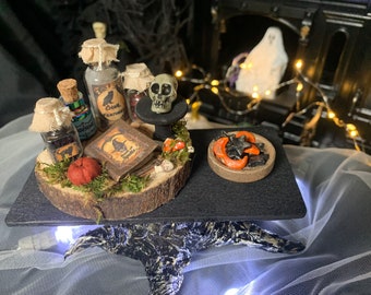 Table d’apothicaire de sorcière de maison de poupée faite à la main, 1:12, Halloween, Maison de poupée hantée