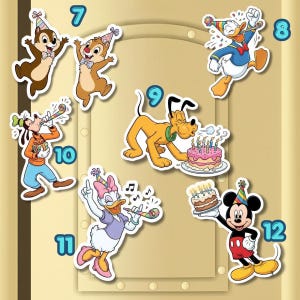 Op de afbeelding: Een verzameling kleurrijke Disney-personage stickers, waaronder Knabbel en Babbel, Donald Duck, Pluto, Goofy, Katrien Duck en Mickey Mouse, allemaal feestvierend met feesthoeden en toeters. De stickers staan op een gouden achtergrond.
